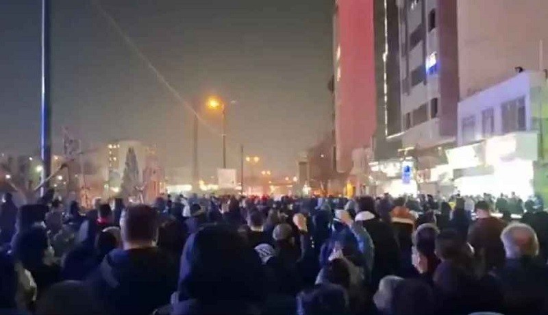 ইরানে সরকার পতনের আন্দোলন চরমে, রাষ্ট্রীয় টেলিভিশন ভবনে আগুন